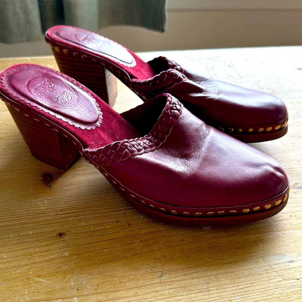 SENORITA CLOGS - CRIMSON RED